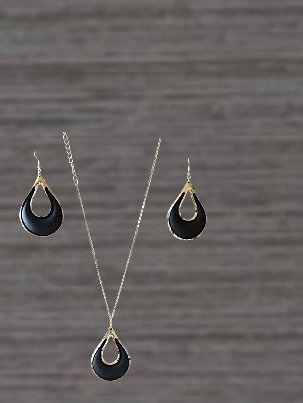 Elegant Black Teardrop Pendant Necklace & Earrings Set